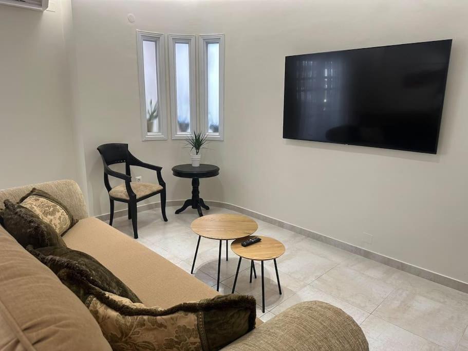 Eclectic Apartment Near Downtown Ираклион Экстерьер фото